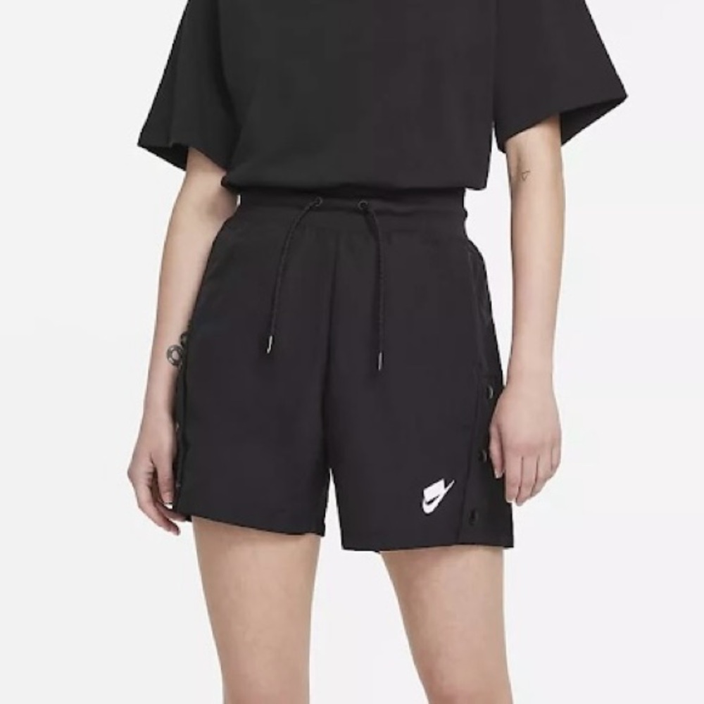Nike Sportswear Shorts, Women’s M 🖤